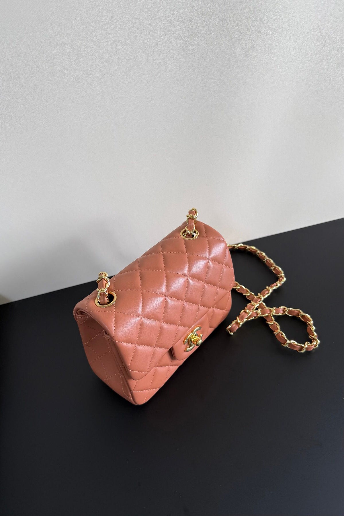 Caramel color gold buckle Classic Flap classic Cf square fat return is exquisite and durable. It is a timeless style that can be matched with anything.