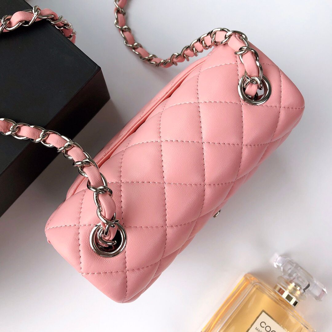 Fang Fatzi Mini 17cm CF has a very feminine elegance and inherits classics. It is listed as the historical sales champion and is an indispensable piece in every pink fan’s wardrobe. 17cm650 Sheepskin