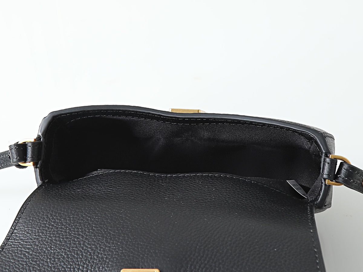 Top layer cowhide 300 Tory Burch's "caramel cube" lychee patterned leather feels a bit delicate and grainy to the touch, with a golden logo secretly flashing in the sunlight. TB handheld slanted hanging bag