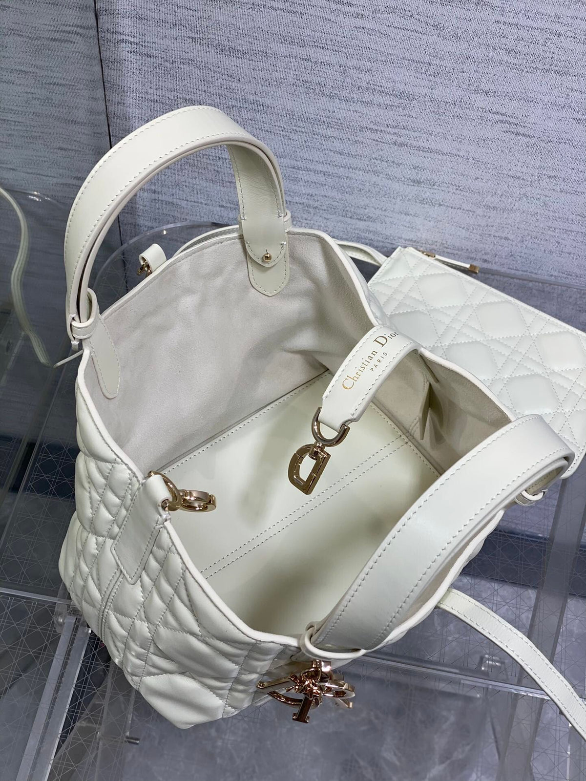 Small white ready-made. Take Toujours for travel. The oversized rhombus design is paired with classic letter accessories. It is very modern and fashionable. The structure of the bag is very soft. The calfskin material is full of high-end feeling. The