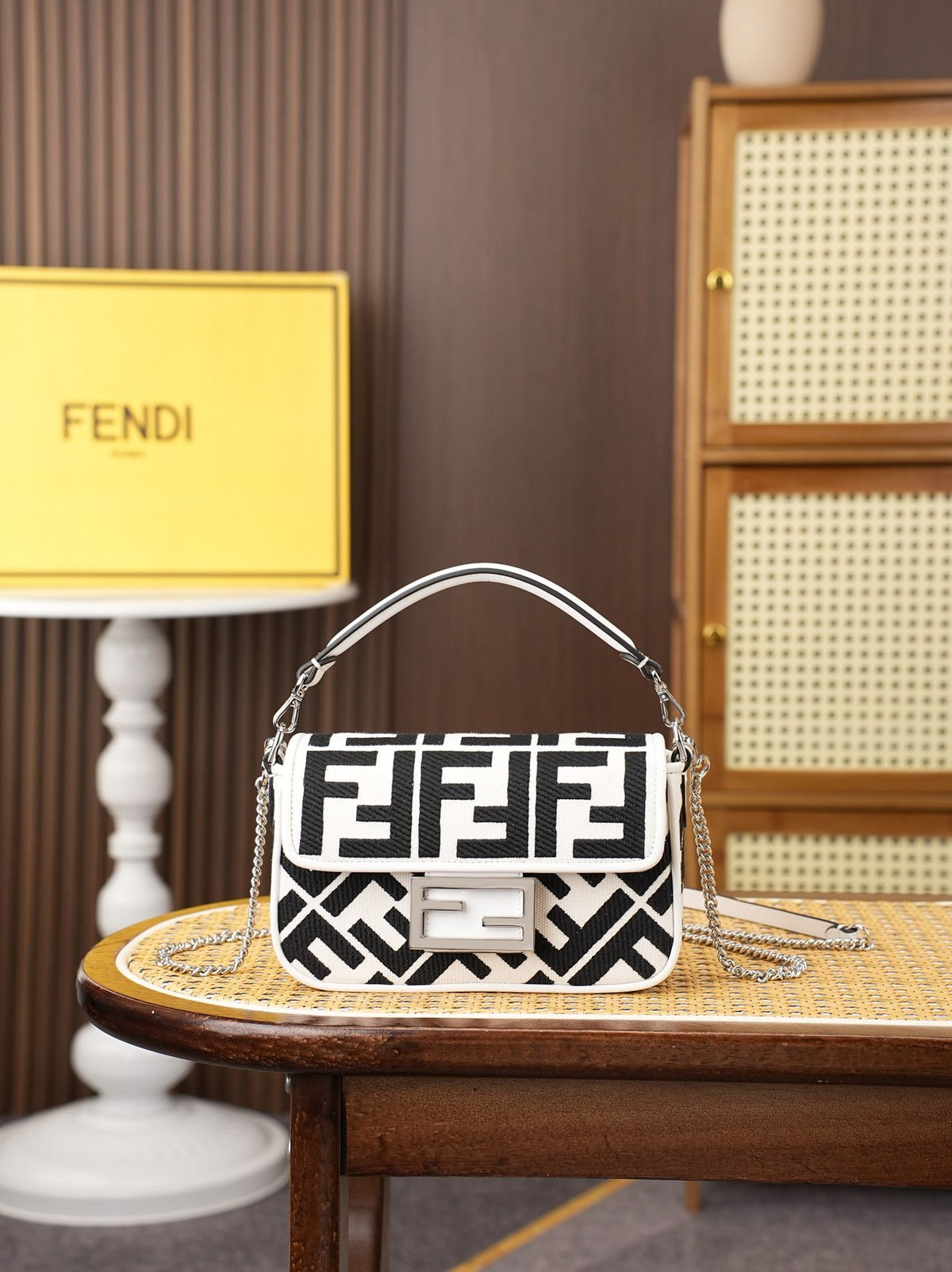 Model 6004, small size 20cm, FENDI's popular classic Baguette, crafted from high-quality canvas with advanced techniques. The entire bag features double FF three-dimensional embroidery, boasting an unparalleled texture. It comes with a detachable shoulder