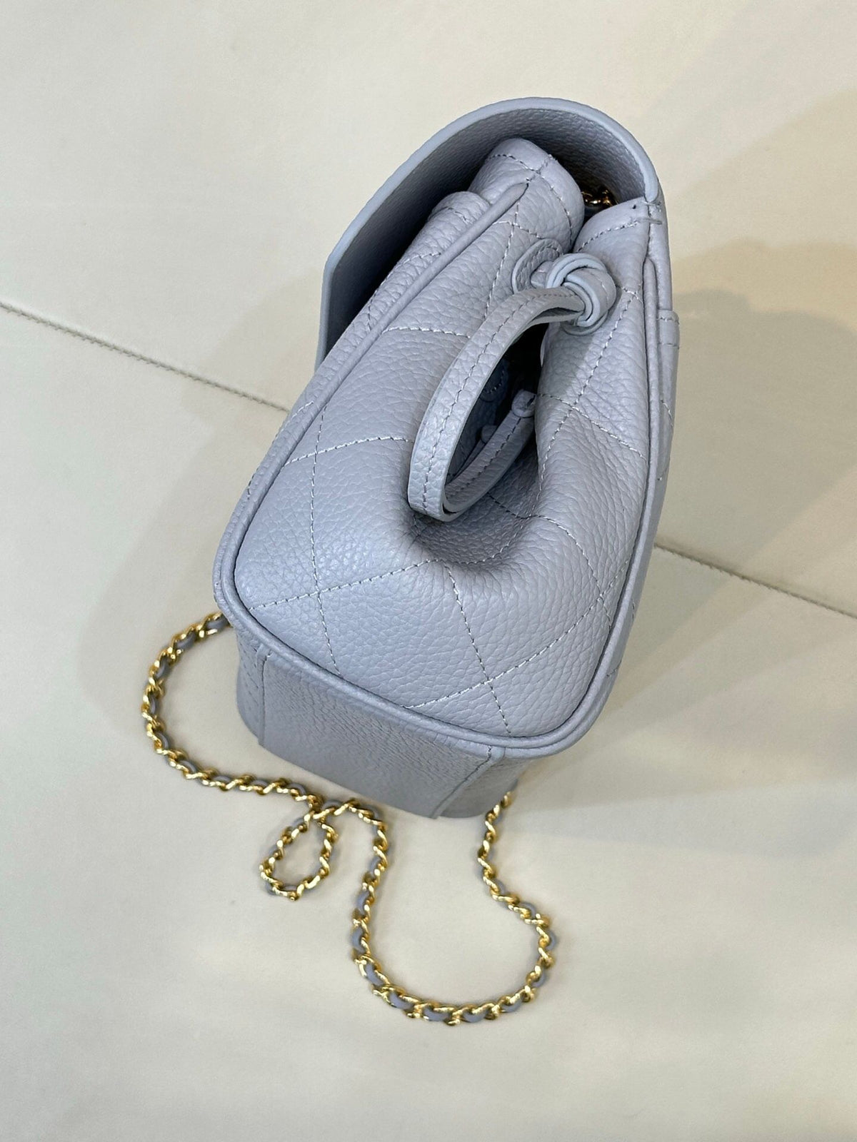 Gray blue, low saturation gray haze blue, cool and high-end, avoid the bad streets, black and white, low-key and niche, show temperament on the upper body, highly recognizable for commuting