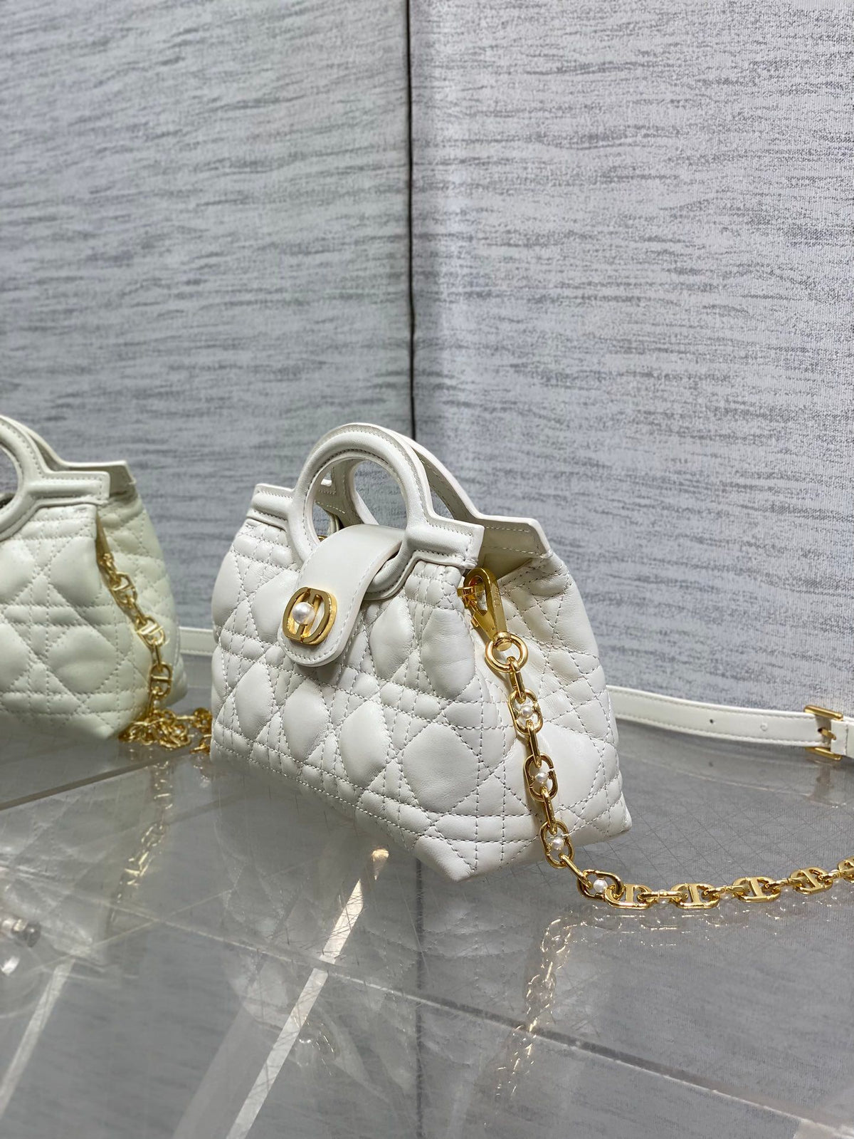 Jolie Top Handle Mini I have no resistance to this kind of exquisite small bag. Carrying a large bag is too tiring. I really like this compact model. It is small, but it can be stuffed with tissues when going out. The best thing is that it can be carried