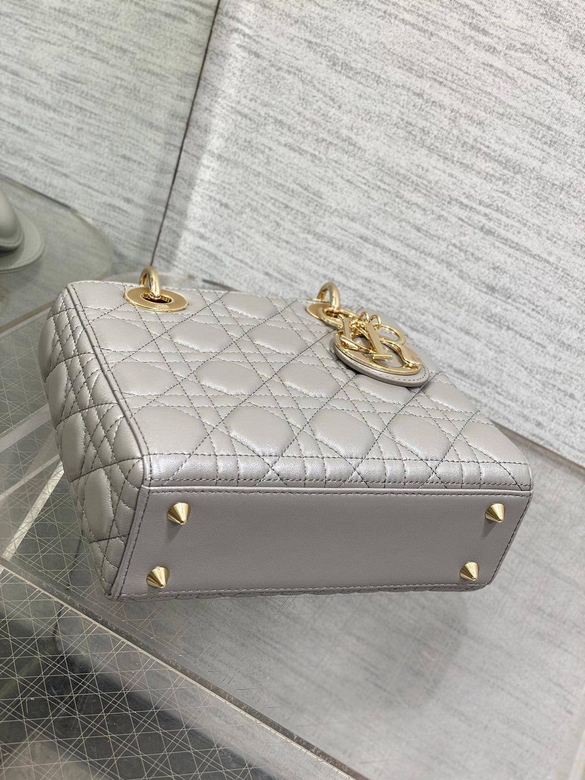 Pearlescent gray in stock Lady Diana's four-frame series, the latest color for spring and summer, fresh style, and the latest letter shoulder straps are extra points. 6 letters are delivered. Babies can choose the buttons they like as they like. No need