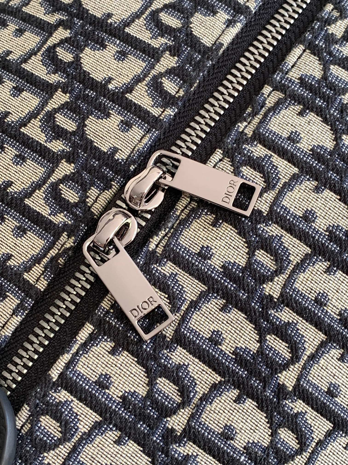 This Dio Lingot 50 handbag is new for this season. Practical yet elegant, it is unique. Crafted from beige and black Oblique printed fabric. Enhanced with black grained calfskin leather details. DIO logo on the front. Zippered compartment with saddle