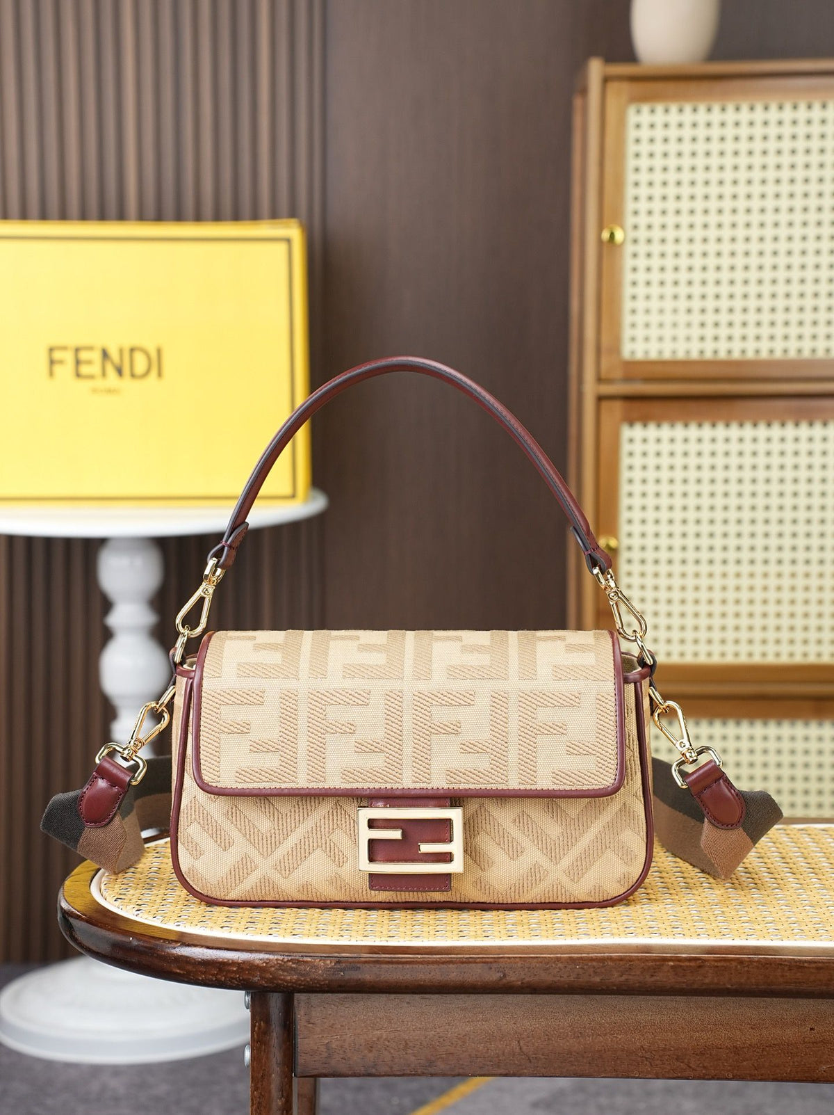 Model 18004, size 266.513.5 cm, top of the line original FENDI hot classic Baguette material is made of canvas with advanced craftsmanship to create a whole bag. Double FF three-dimensional embroidery texture is invincible, equipped with detachable and