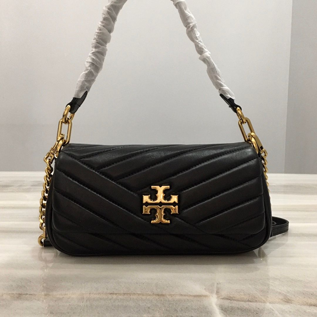 TB Toribochi's new Kira armpit bag, new Kira shoulder bag, lightweight and suitable for being clipped under the armpit. Selected herringbone pattern quilted lambskin is made with tea gold metal accessories, iconic sloping double T logo and detachable