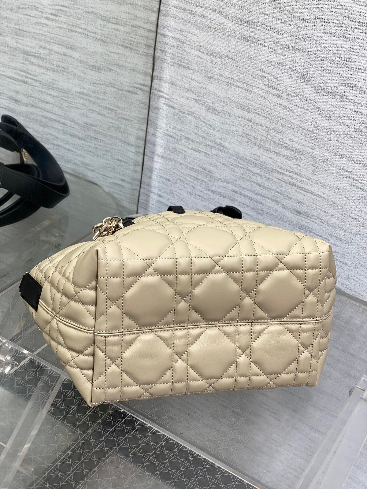 Small size in stock. The latest light apricot and black color of Toujours series brick cabinet is a bit too beautiful. The color of the high-value bag is super tender and super summer. The design of the oversized rhombus is matched with classic letter
