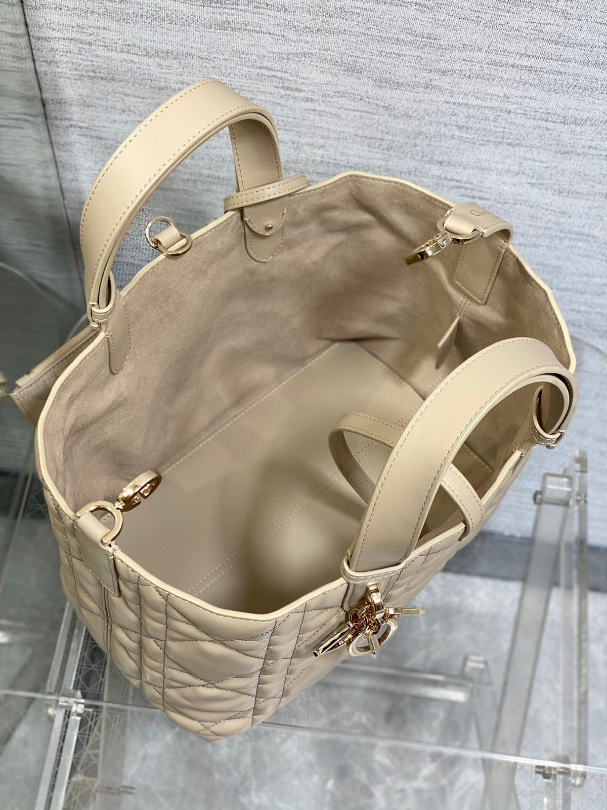 Medium rouge beige ready for travel. Take Toujours for travel. The oversized rhombus design is matched with classic letter accessories. It is modern and fashionable. The structure of the bag is very soft. The calfskin material is full of high-end feeling