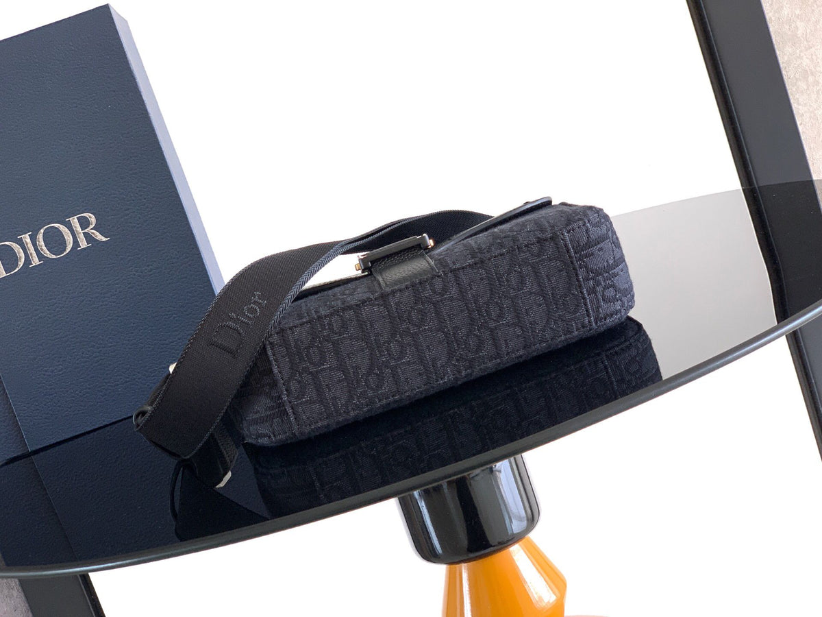 The Heritage Saddle Flap Messenger Bag is sophisticated and stylish with a distinctive style. Combining Oblique printed fabric with grained calfskin, it has an elegant saddle flap and is embellished with a Heritage buckle. A hallmark of classic craftsmans