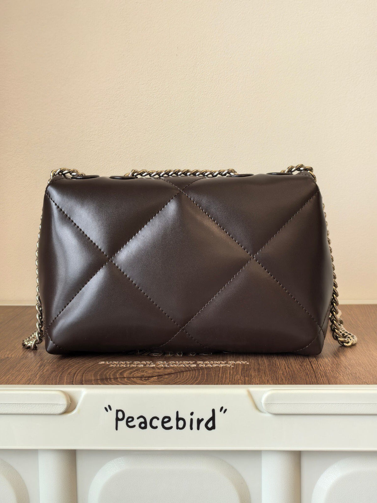 Number 512] This bag is really a bit high-end # niche bag. This Kira chain bag is tailor-made for delicate girls, with a gentle texture in chocolate color as a daily standard. It combines the classic elements of diamond grid pattern and metal chain, which
