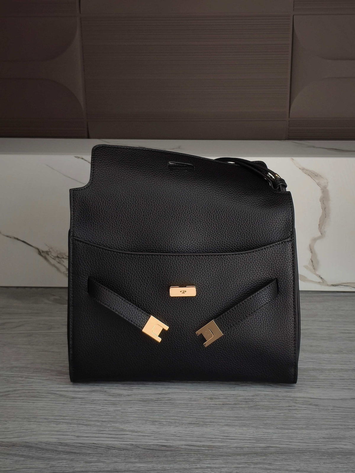The new 240 Tory Burch Radziwill series medium-sized shoulder bag is made of lychee patterned cowhide leather, which is delicate and durable, and becomes more shiny with use. The bag shape is simple and atmospheric, inspired by the Kelly bag