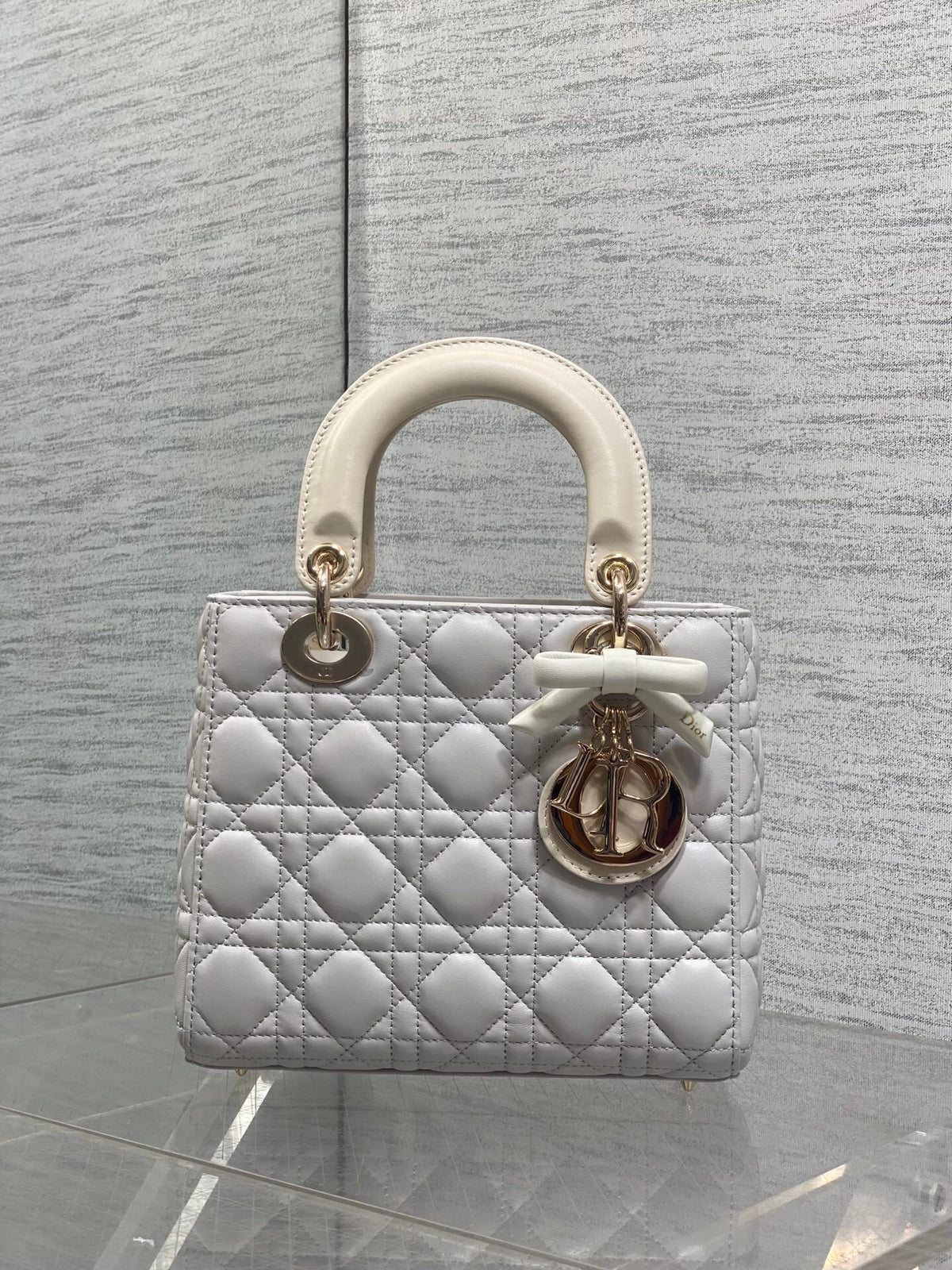 Lady's latest four-lattice bow Diana bag is carefully made of lambskin. It is a must-have Princess Diana bag for everyone. It is charming, elegant and full of aura. It is also full of femininity when carried cross-body. It has a classic fashion style