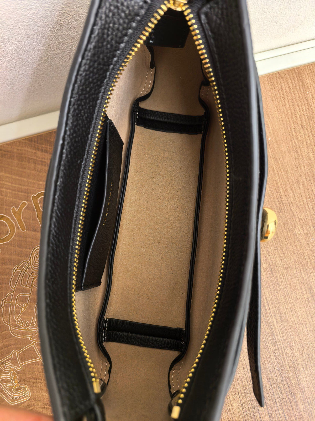 Mini crossbody TORY BIRCH ROMY PEBBLED TOP ZIP CROSS BODY new shoulder bag delicate lychee grain cowhide+metal logo simple and exquisite bag shape fits body shape, moderate capacity for mobile phones, cosmetics can be stored for commuting and dating