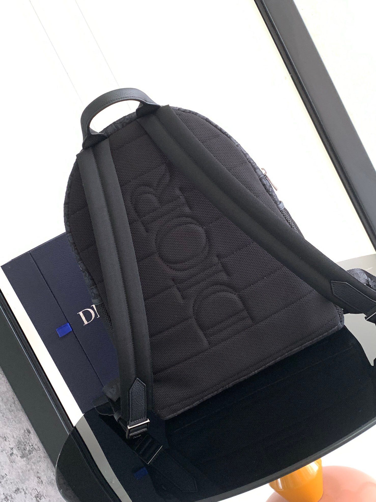 This Dior 8 backpack is a new addition to the Spring 2024 collection. The stylish and modern design adds a touch of elegance. Crafted with black Oblique print. Features a spacious main compartment that can store a variety of daily necessities. It has a