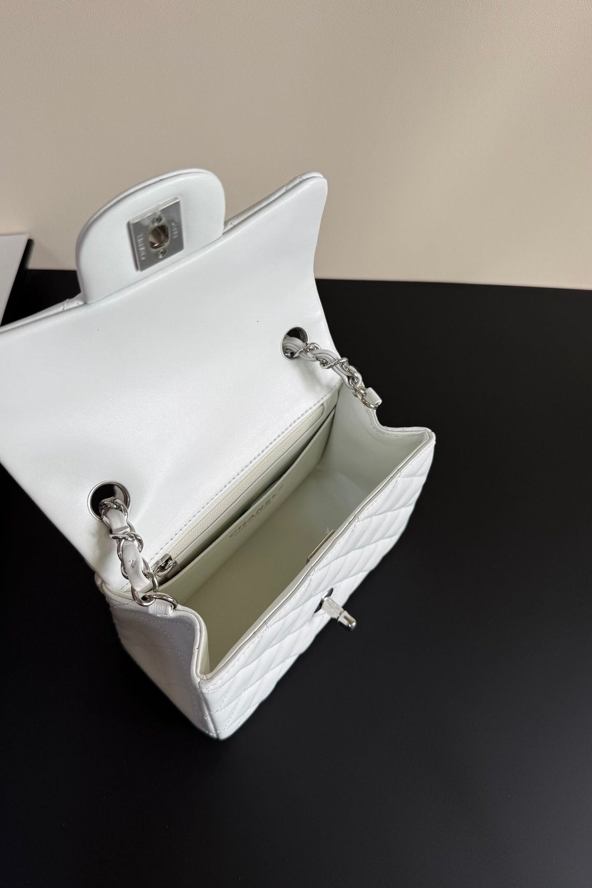 White silver buckle Classic Flap classic Cf square fat return is exquisite and durable, a timeless style that can be matched with anything