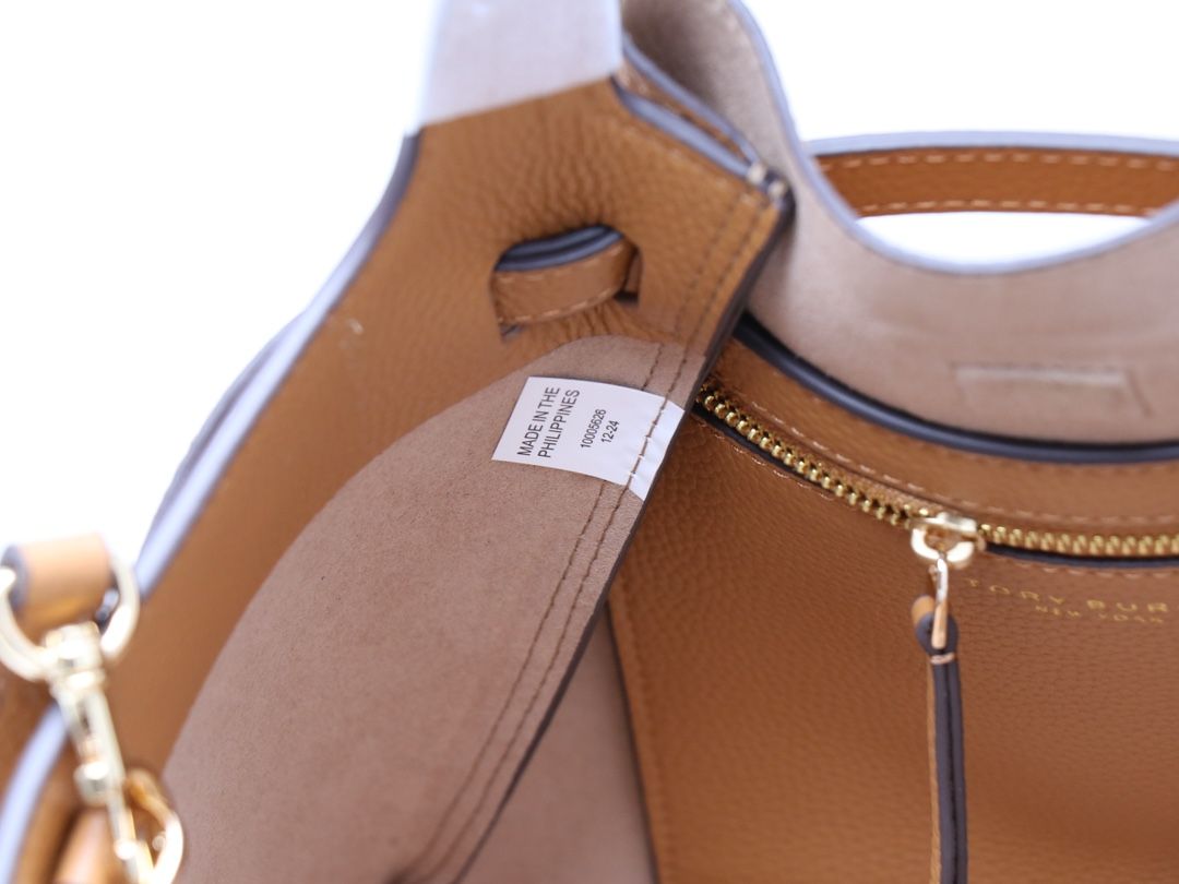 Purchasing Quality 420 Latest Tory Brunch Little Xiaomi Tote Bag Made of Soft Pebble Leather with a Soft Waist silhouette, It is the Ultimate Daily Handbag. Lightweight, spacious interior with deep pockets, thin waistband, and our brand new button logo
