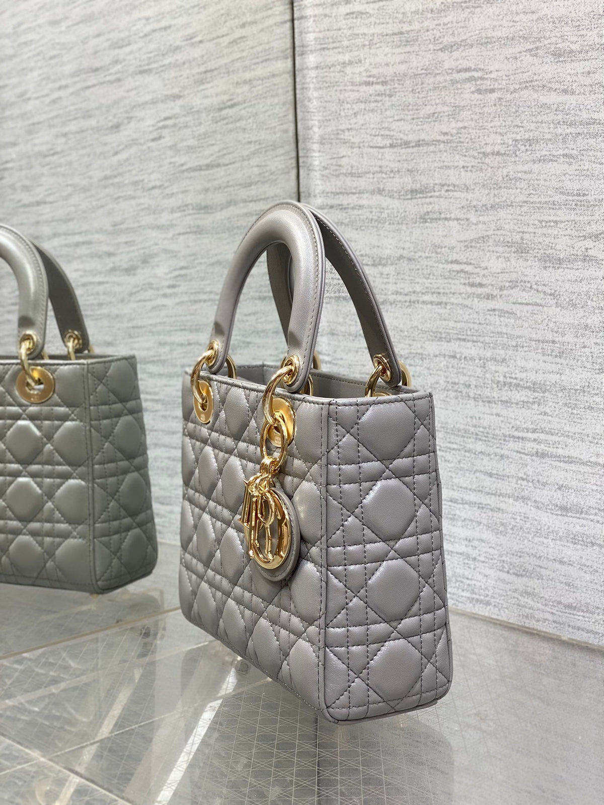 Pearlescent gray in stock Lady Diana's four-frame series, the latest color for spring and summer, fresh style, and the latest letter shoulder straps are extra points. 6 letters are delivered. Babies can choose the buttons they like as they like. No need