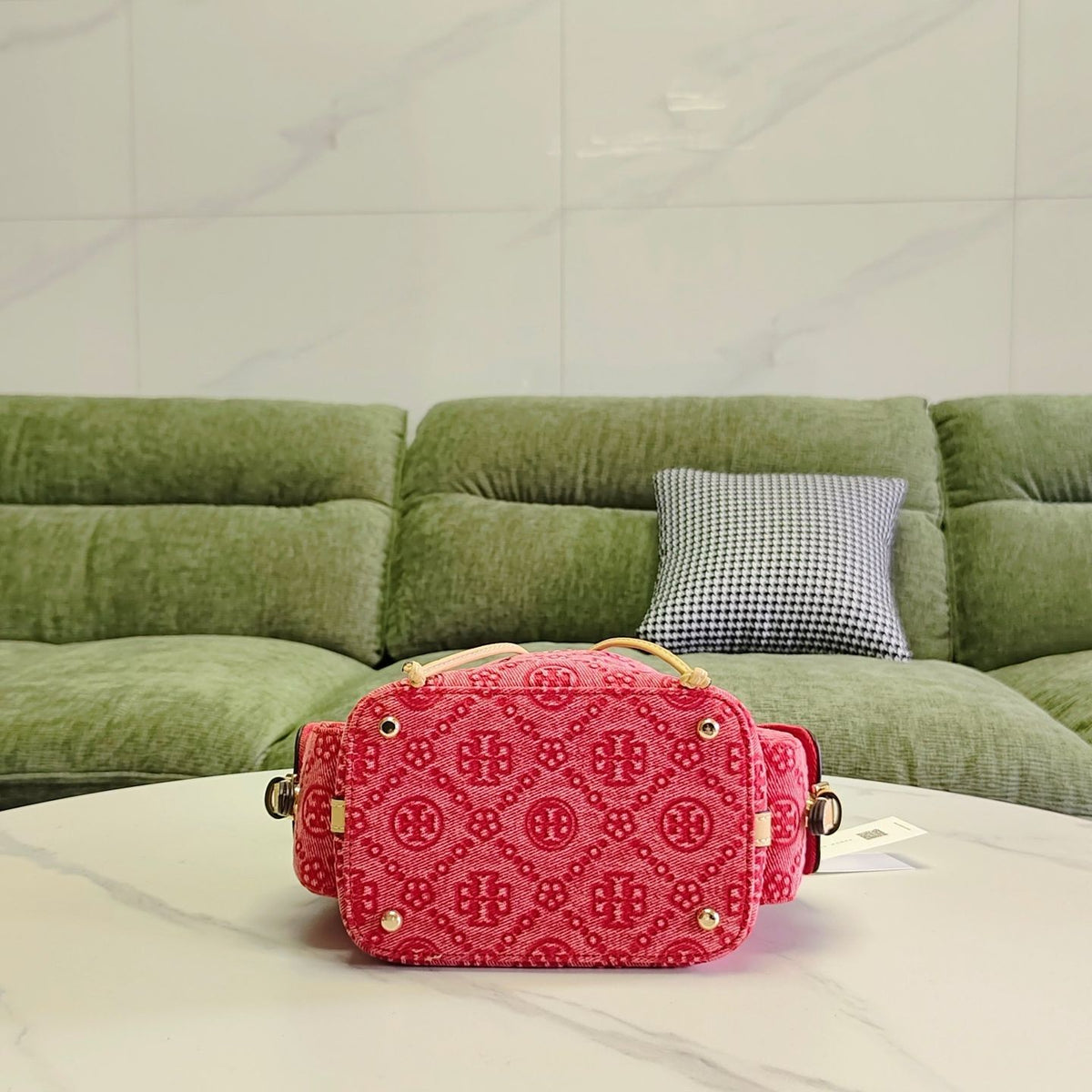 One of the design elements of Tory Burch's popular series, Eleanor Small Buet Bag Monogram, is the recognizable printing tool