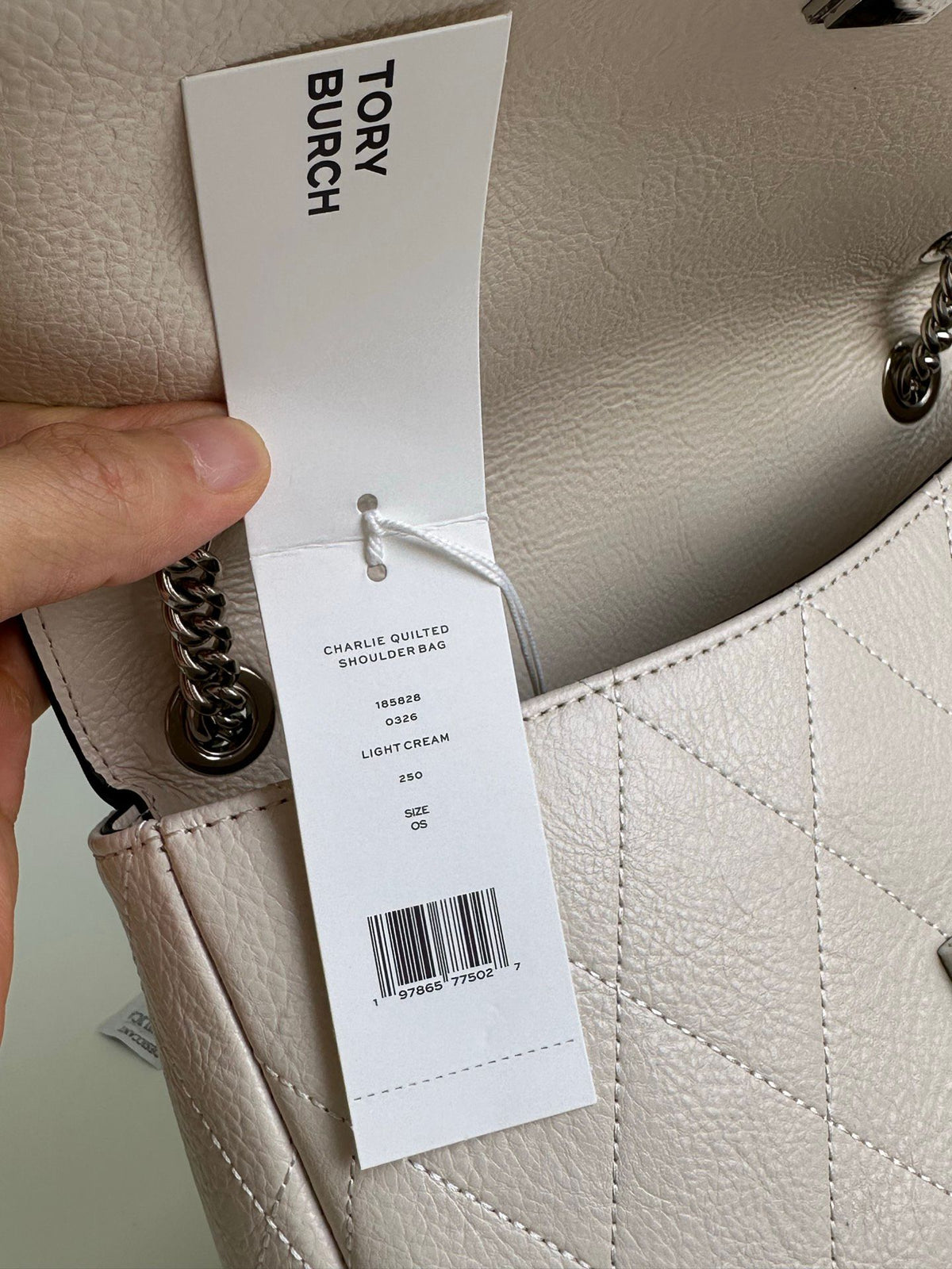 Number 1519 Tory Burch new model, you really understand girls, right? The diamond grid pattern comes with a gentle filter, and the silver chain adds a touch of sharpness. The back is effortless and exquisite. It can be worn all year round. White moonlight