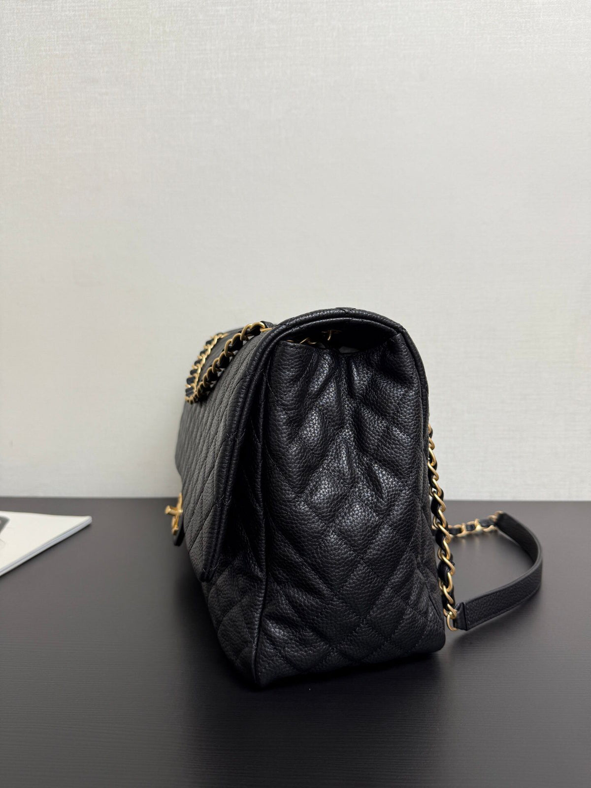 Now in stock, the airport bag is definitely a treasure. When I walk on the street with it on my back, I feel the wind becomes gentle and flattering. It has an aura of 2.8 meters and is windy even when I walk. The XXL Big Mac capacity is simply a Doraemon