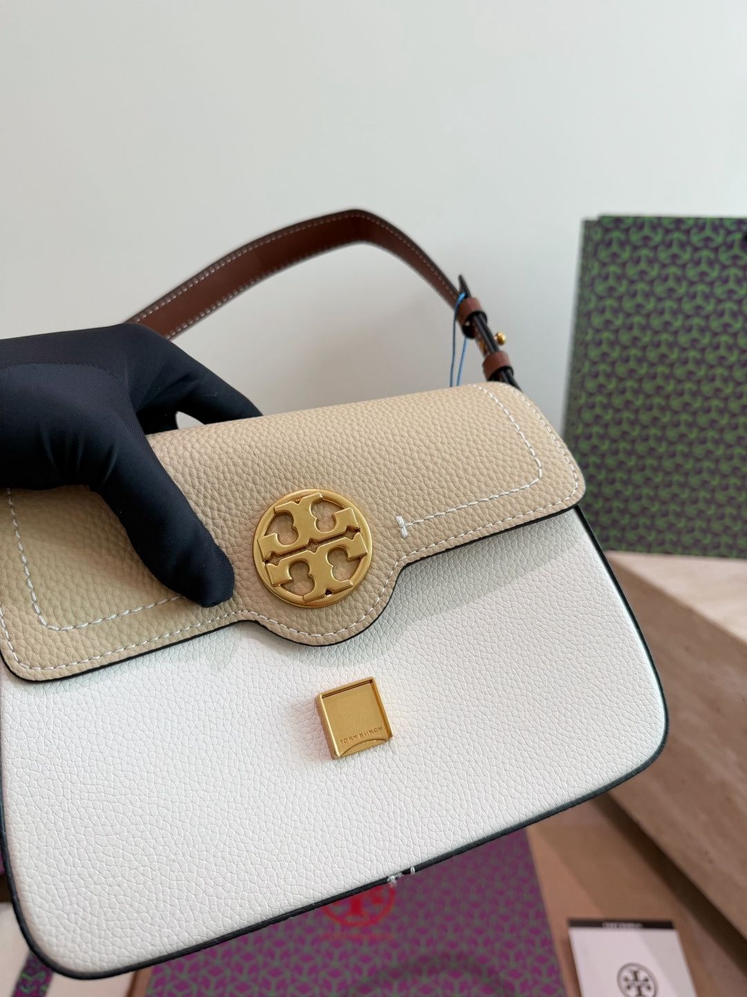 The leather Tory Burch bag is of moderate size Original order, custom made with origin label, imported fabric, super good texture and feel, durable and shiny hardware, non fading, single shoulder crossbody bag, fashionable and versatile, everything looks
