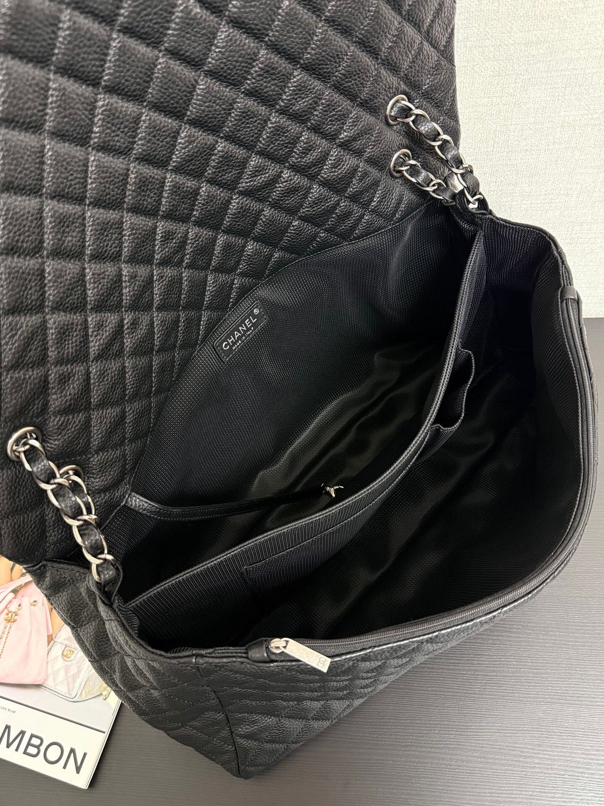 Now in stock, the airport bag is definitely a treasure. When I walk on the street with it on my back, I feel the wind becomes gentle and flattering. It has an aura of 2.8 meters and is windy even when I walk. The XXL Big Mac capacity is simply a Doraemon