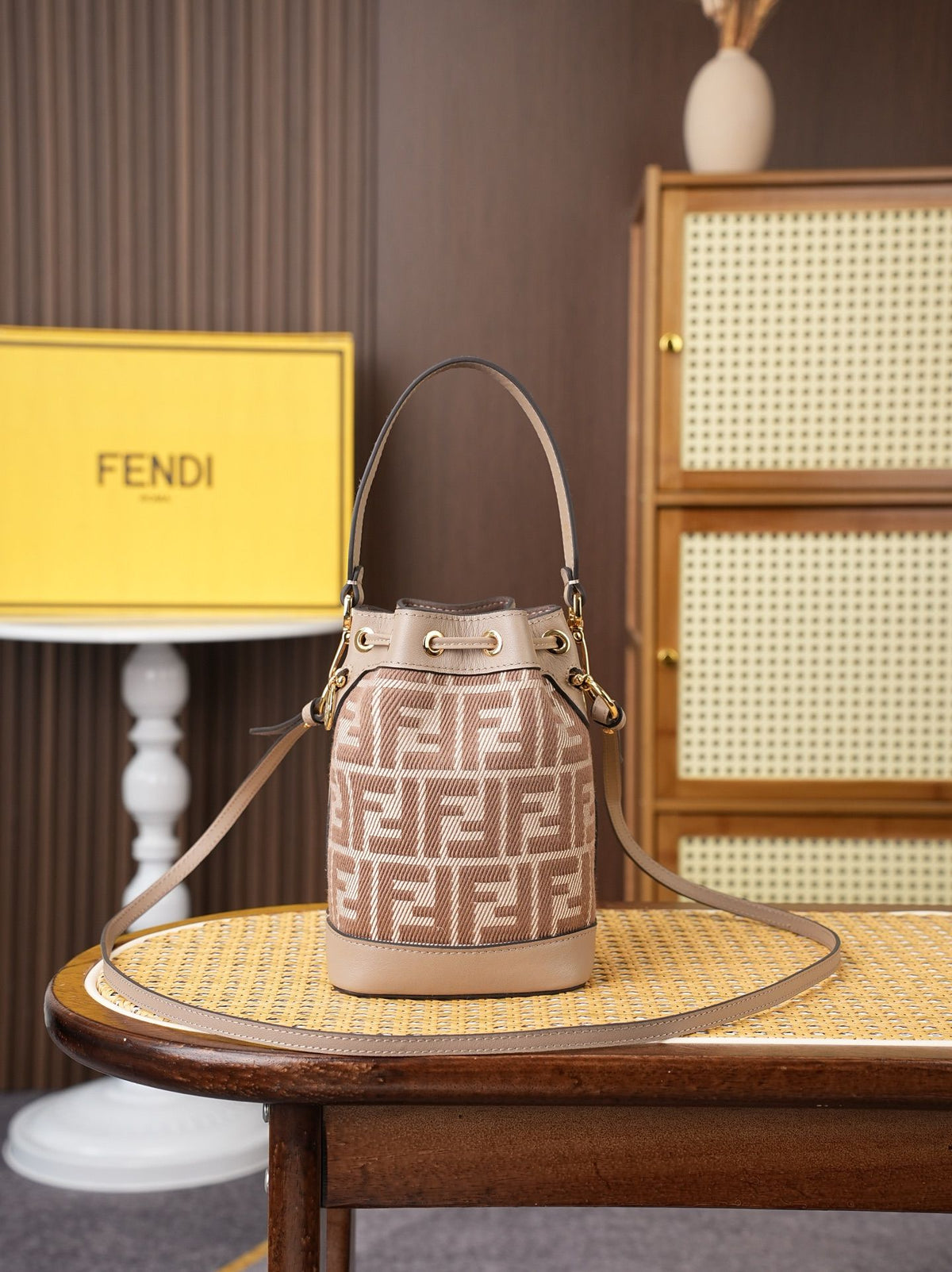 Model 15010, apricot color, dimensions 10x12x18cm, Mon Tresor bucket bag, featuring a new proportion, classic double F fabric paired with calfskin material, can be carried by hand or slung diagonally, vintage yet fashionable, combining practicality with