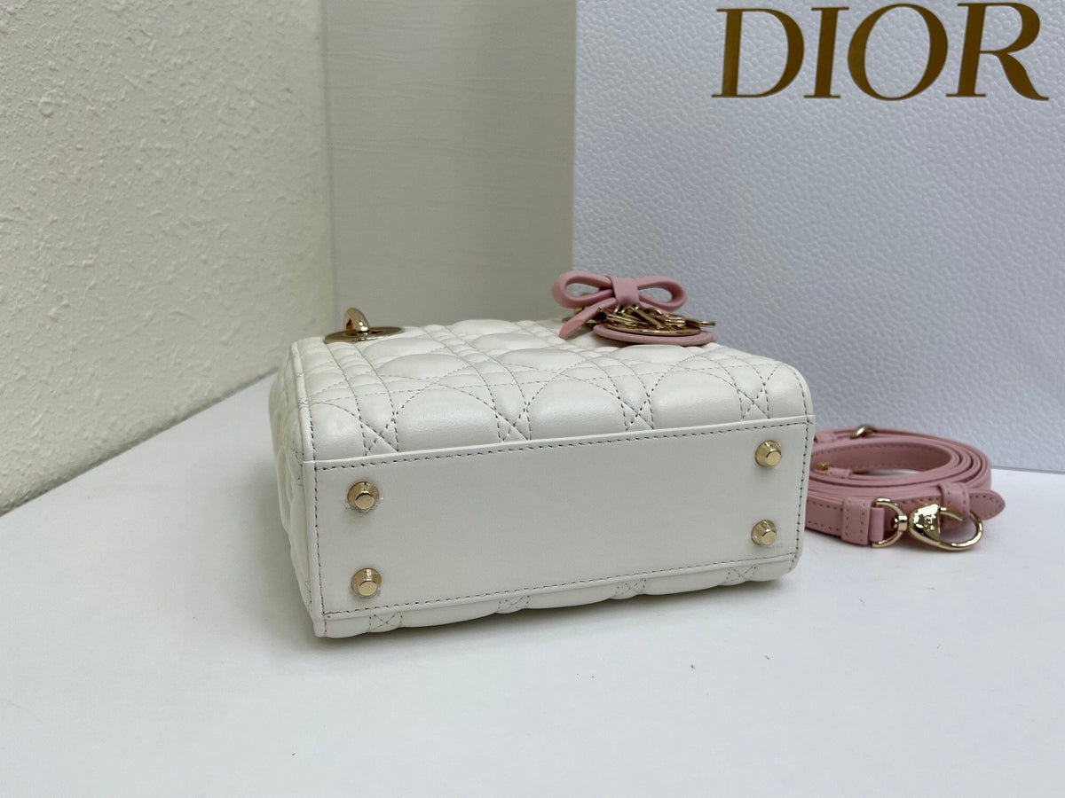 White and soft pink are in stock. Classic Lady's latest bow-tie Princess Diana bag. A must-have three-compartment bag for everyone. Charming, elegant and full of aura. It is also full of femininity when carried cross-body. Classic fashion style. This