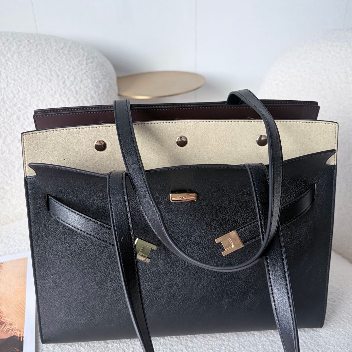 Tory Burch's new tote double bag is in place, showcasing the elegant competition between black and rice. Classic black exudes a calm and sophisticated sophistication