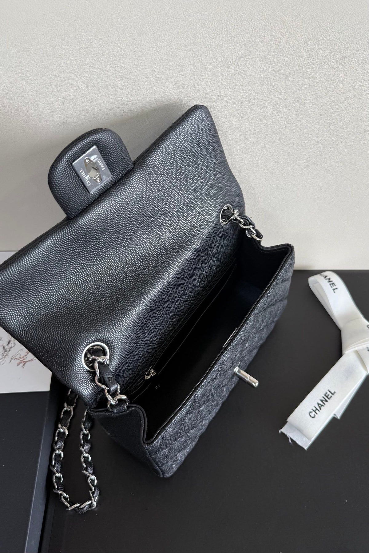 CF upgraded version of 116 Caviar "Classic Flap" classic flap bag. Customized calfskin from imported channels with fine ball grain. First-class calfskin caviar with both graininess, gloss and softness. Classic rhombus design and leather-pierced metal