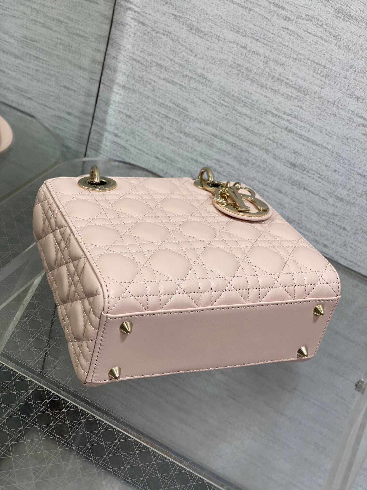 Rouge powder is in stock. Sheepskin Bing is smart, dazzling and bold. The visual impact of science fiction is so shocking. The pearlescent effect on the whole bag is like a laser. It is as stunning as a rainbow. It is more powerful when paired with silver
