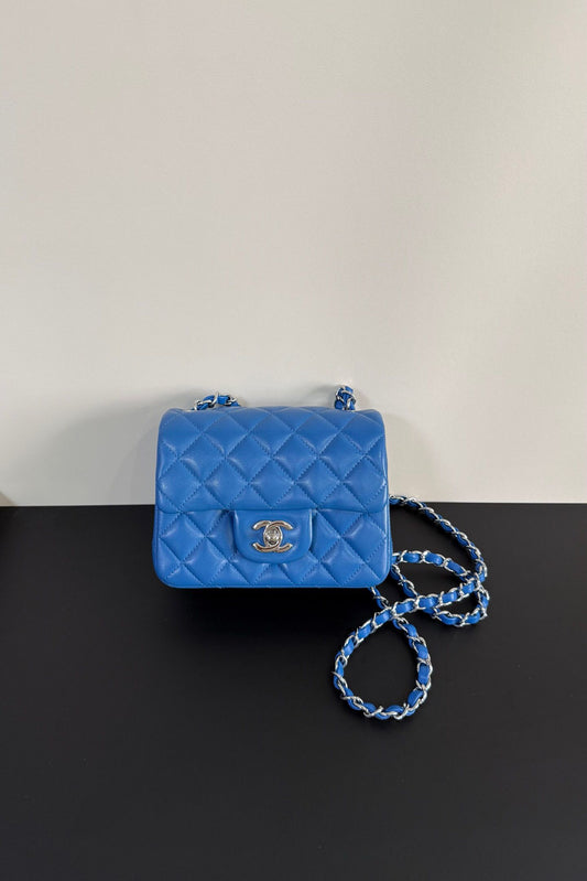 Electric Blue Classic Flap Classic Cf Square Fatty is back in stock. It is exquisite and durable. It is a timeless style that can be matched with anything.