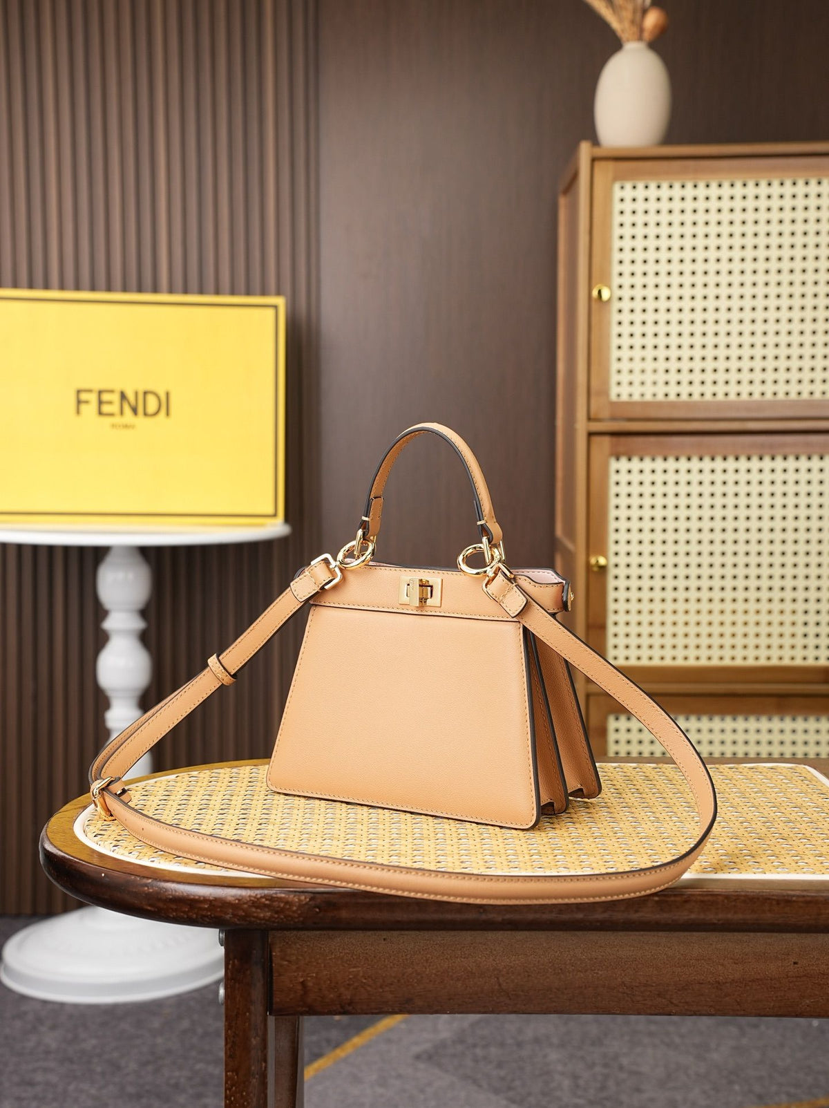 Model 8005, small size, 20x11x15cm, FE ND1 "peekaboo I see u" handbag. The brand-new "peekaboo I see u" is designed to showcase your unique side. The new style continues the classic trapezoidal contour and square twist lock design of the original "peekabo