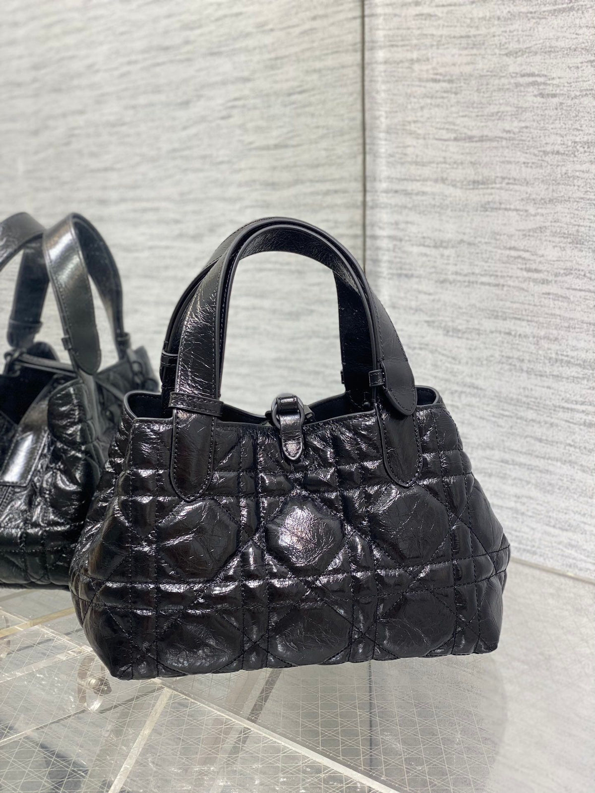 The small oil waxed leather is in stock. Take Toujours with you when traveling. The oversized rhombus design is paired with classic letter accessories. It is very modern and fashionable. The structure of the bag is very soft. The calfskin material is