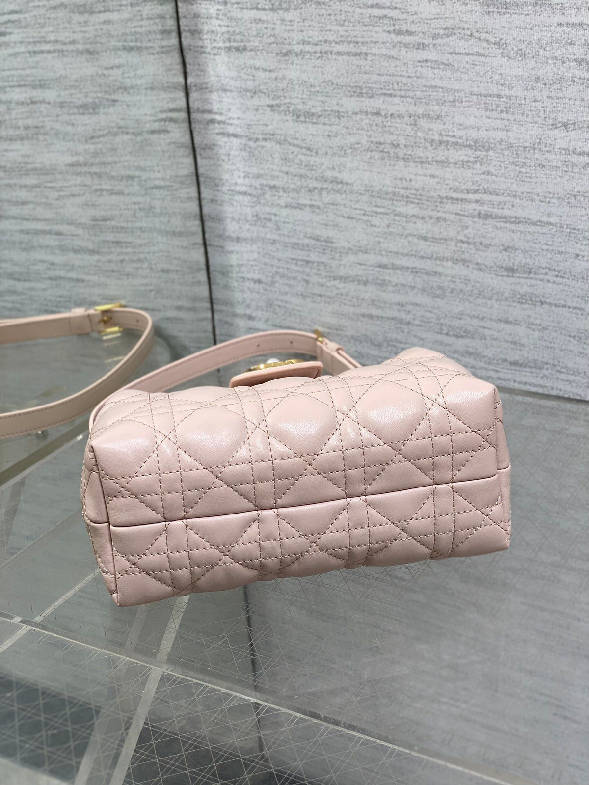 Jolie Top Handle Mini I have no resistance to this kind of exquisite small bag. Carrying a large bag is too tiring. I really like this compact model. It is small, but it can be stuffed with tissues when going out. The best thing is that it can be carried