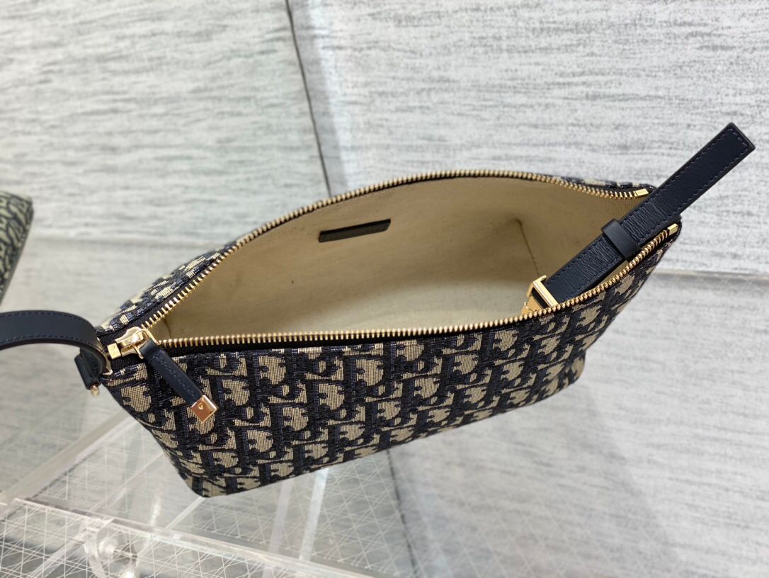 Medium size in stock, 2022 latest lunch box bag, I have to recommend it, a hot model for brick cabinets, same diamond pattern, classic old flower embroidery, iconic letters, very light for personal use, and has a good capacity. It can not only be cute