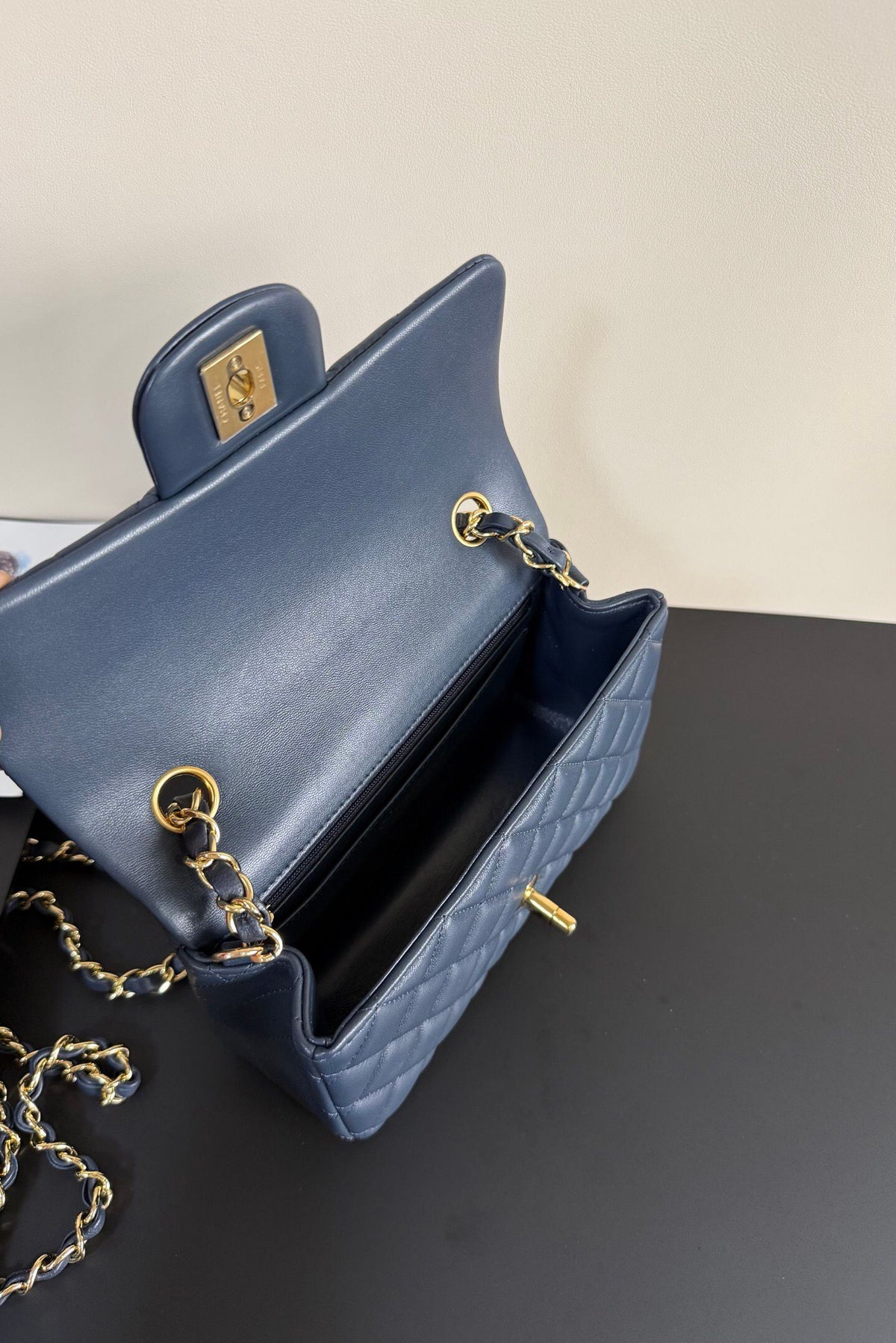 Upgraded version (full leather inside and outside) CF 20cm lambskin. Exclusive product in the market. Please see the pictures for leather details and workmanship. It is perfect. Welcome to compare. 116 dark blue gold buckle.