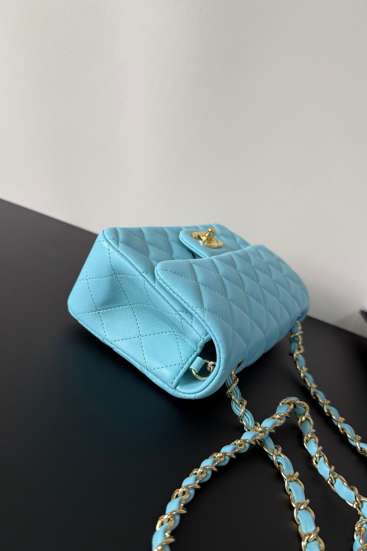 Upgraded version (full leather inside and outside) CF 20cm lambskin. Exclusive good product on the market. Please see the pictures for leather details and workmanship. It is perfect. Welcome to compare 116 Tiffany Blue Gold.