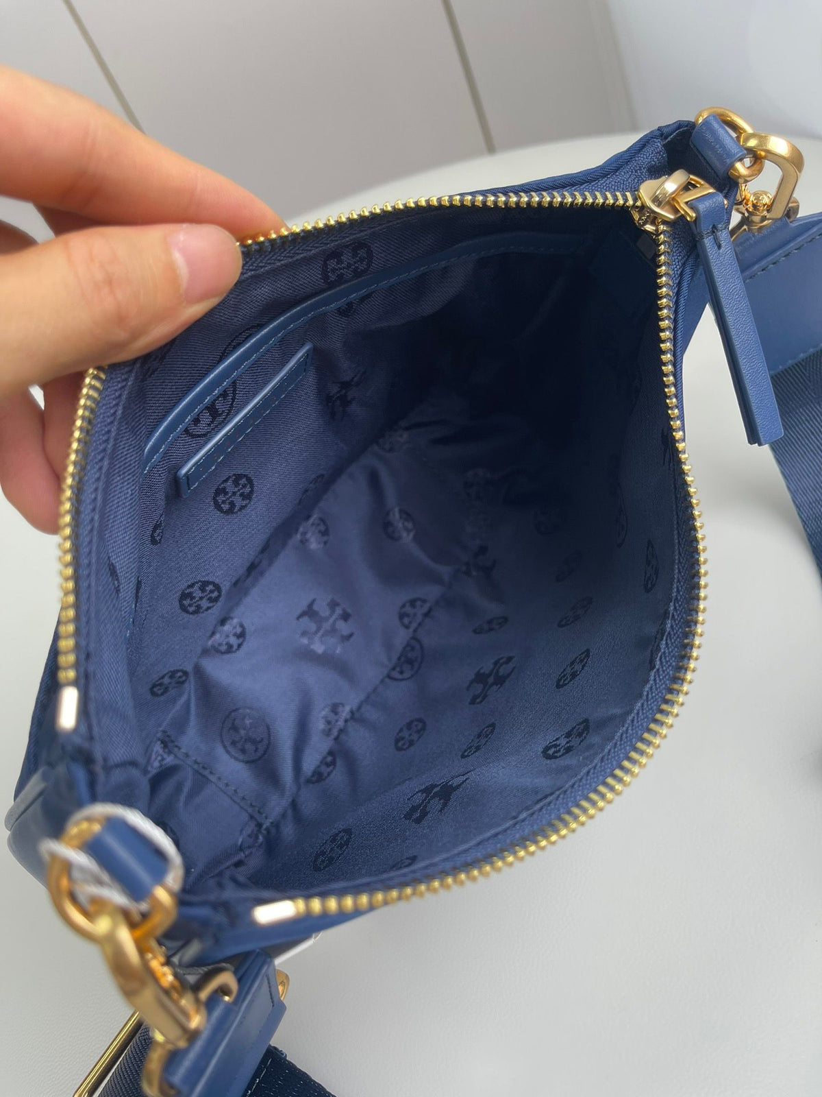 Number H042: New Torybunch Nylon Stray Bag, a super popular crossbody bag that looks perfect at a glance. The same Prada style TB new webminlhobo crossbody bag is made of waterproof nylon material, with a super lightweight body and wide shoulder straps
