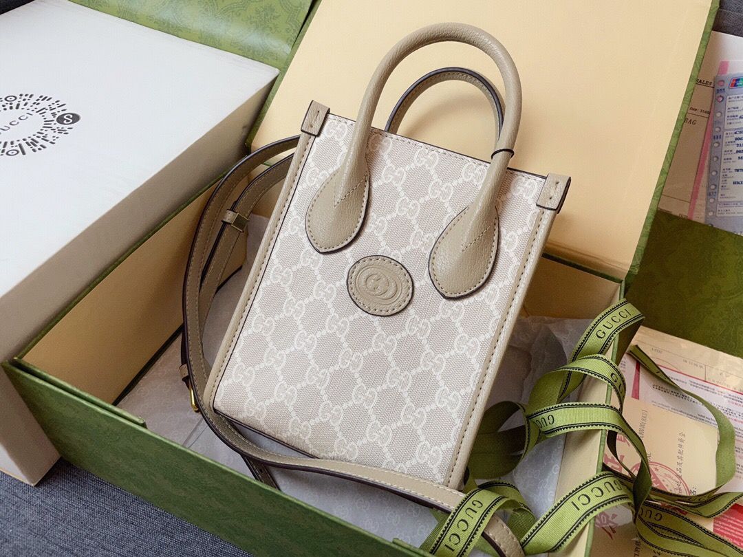 The highest version of the original factory top of the line original single with a full set of packaging Gucci bag GG Retro mini tote exploded. This mini tote is very fortunate to be the first one on the whole network to get this bag. It is completely