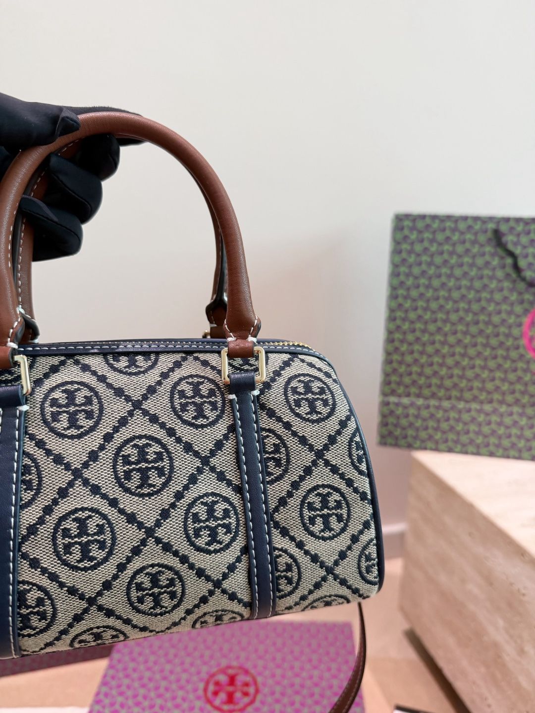 Folding gift box Tory Burch Tory Burch Tb, everyone's long-awaited Boston has finally arrived. It feels more like a small bowling bag and is also one of the hottest bag types this year. Compared with the old version, the contrasting color design is more