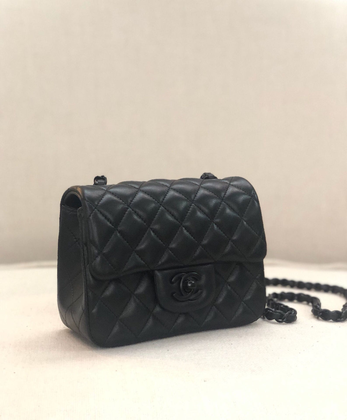 cm shipped, classic CF black gun hardware, classic full rhombus, imported sheepskin lining is also matching black lambskin, cool to the end, brand new upgraded version, super good leather, conscientious work, size 17cm p680