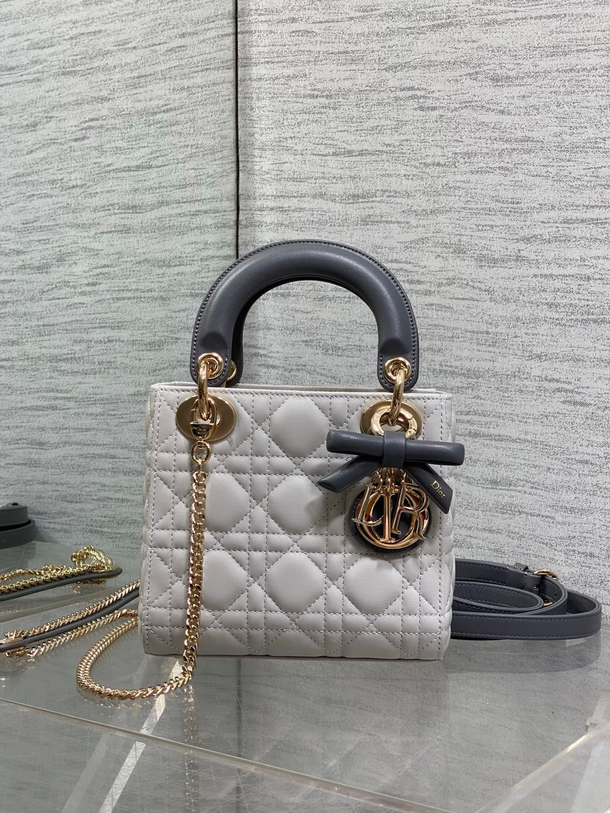 The Lady three-compartment bow bag is a must-have three-compartment bag for everyone. It is charming, elegant and full of aura. It is also full of femininity when carried cross-body. Classic fashion style. This beautiful bag is available on Instagram