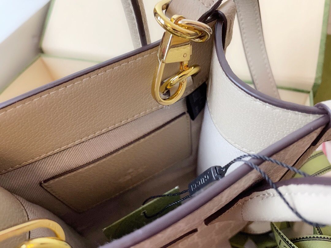 The highest version of the original factory top of the line original single with a full set of packaging Gucci bag GG Retro mini tote exploded. This mini tote is very fortunate to be the first one on the whole network to get this bag. It is completely
