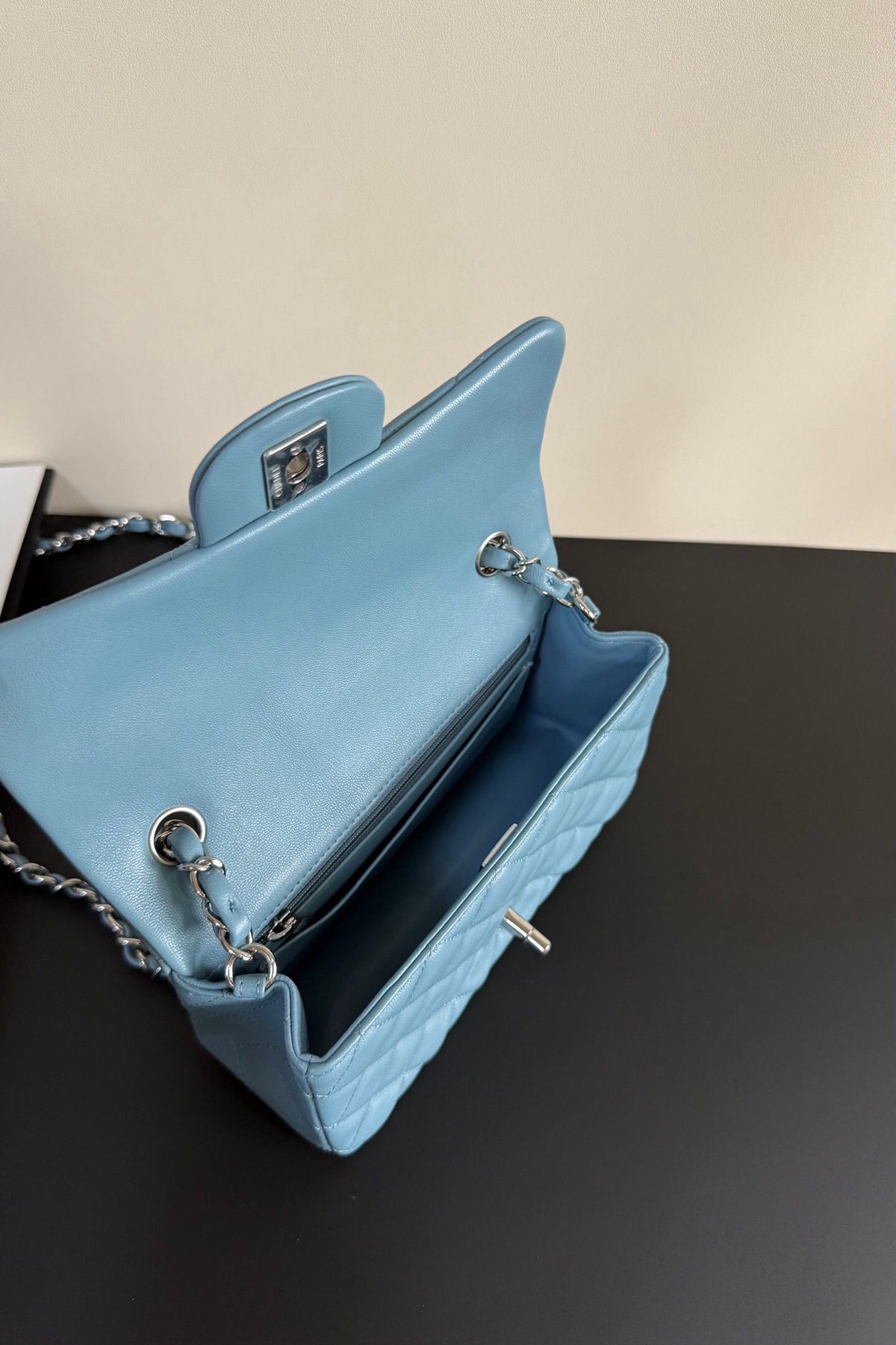 Upgraded version (full leather inside and outside) CF 20cm lambskin. Exclusive good product on the market. Please see the pictures for leather details and workmanship. It is perfect. Welcome to compare. 116 light blue