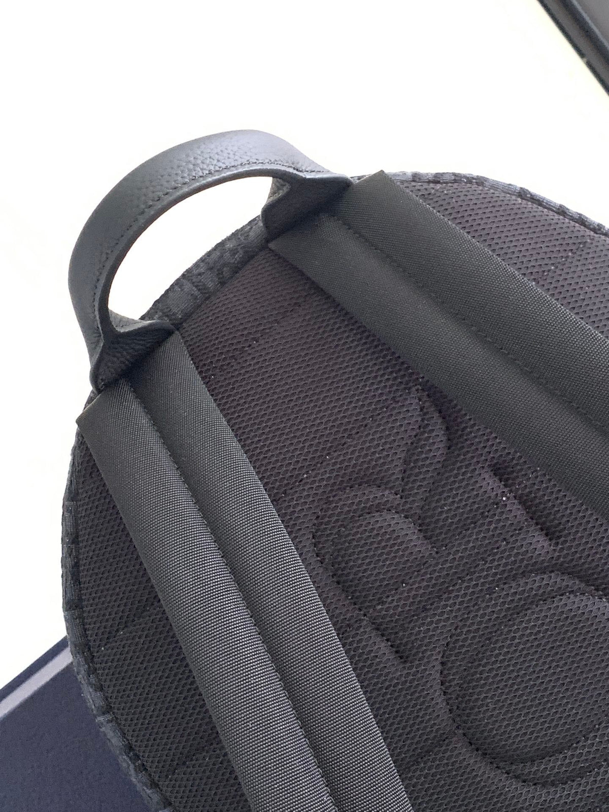 This Dior 8 backpack is a new addition to the Spring 2024 collection. The stylish and modern design adds a touch of elegance. Crafted with black Oblique print. Features a spacious main compartment that can store a variety of daily necessities. It has a