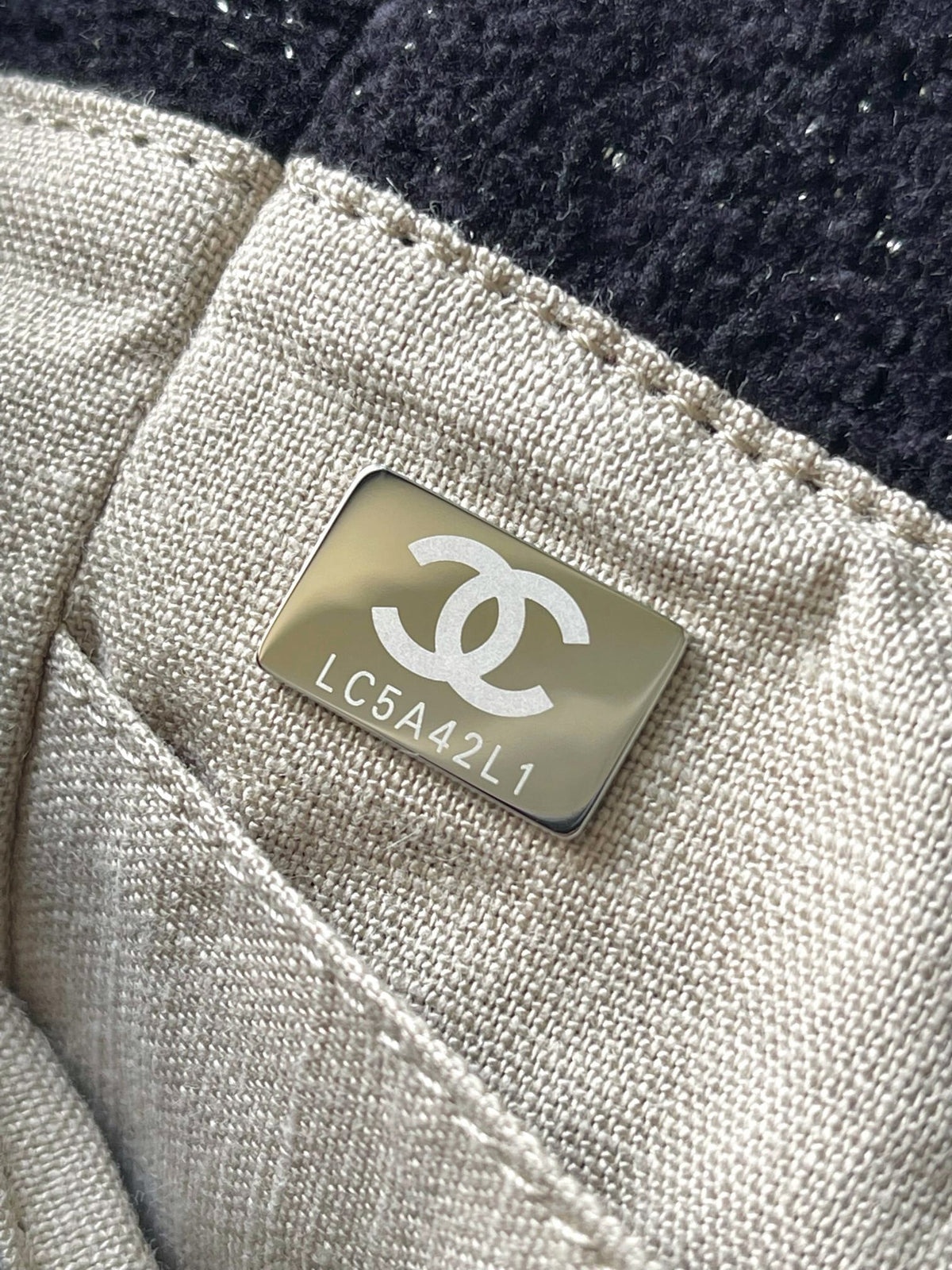 CHANEL26A small beach bag tweed silver wire + all steel hardware