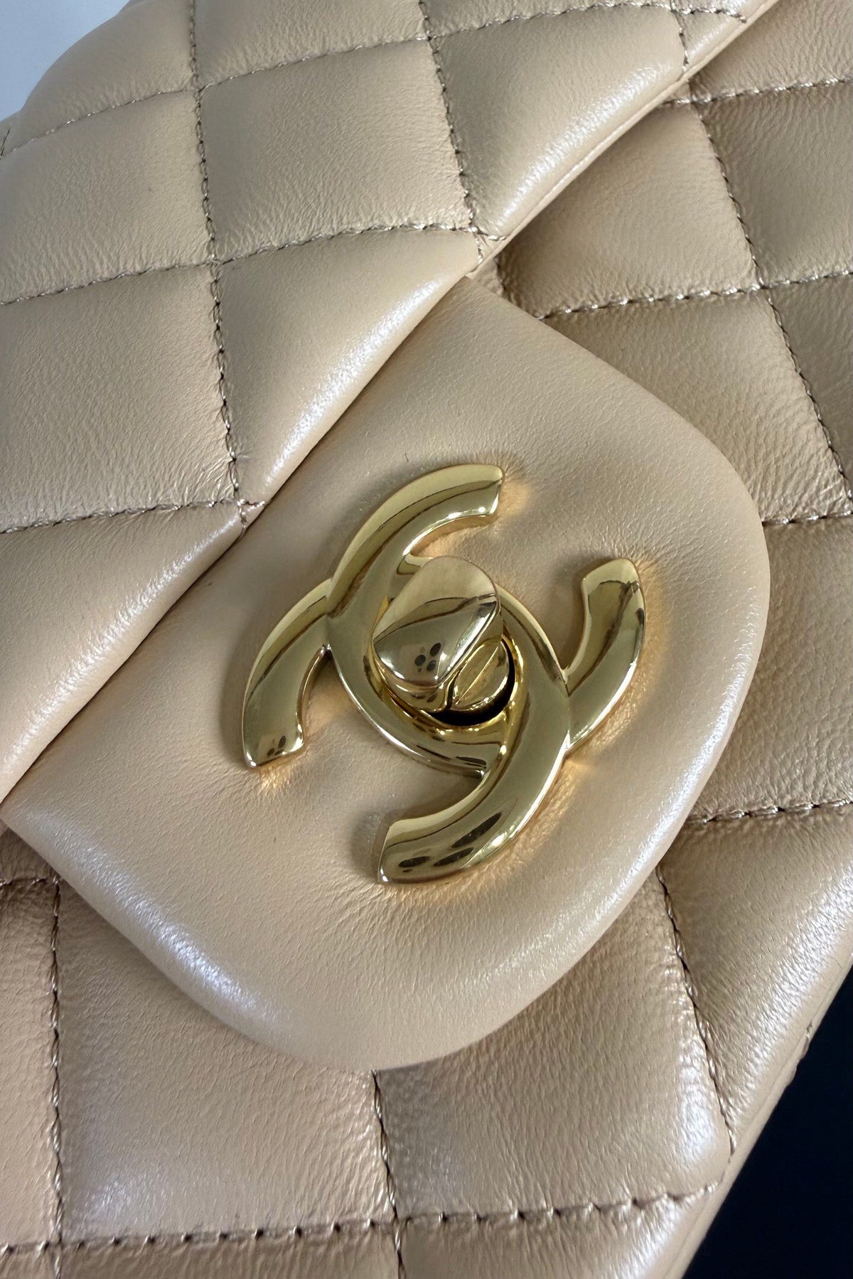 Upgraded version (full leather inside and outside) CF 20cm lambskin. Exclusive good product on the market. Please see the pictures for leather details and workmanship. It is perfect. Welcome to compare. 116 apricot gold buckle.
