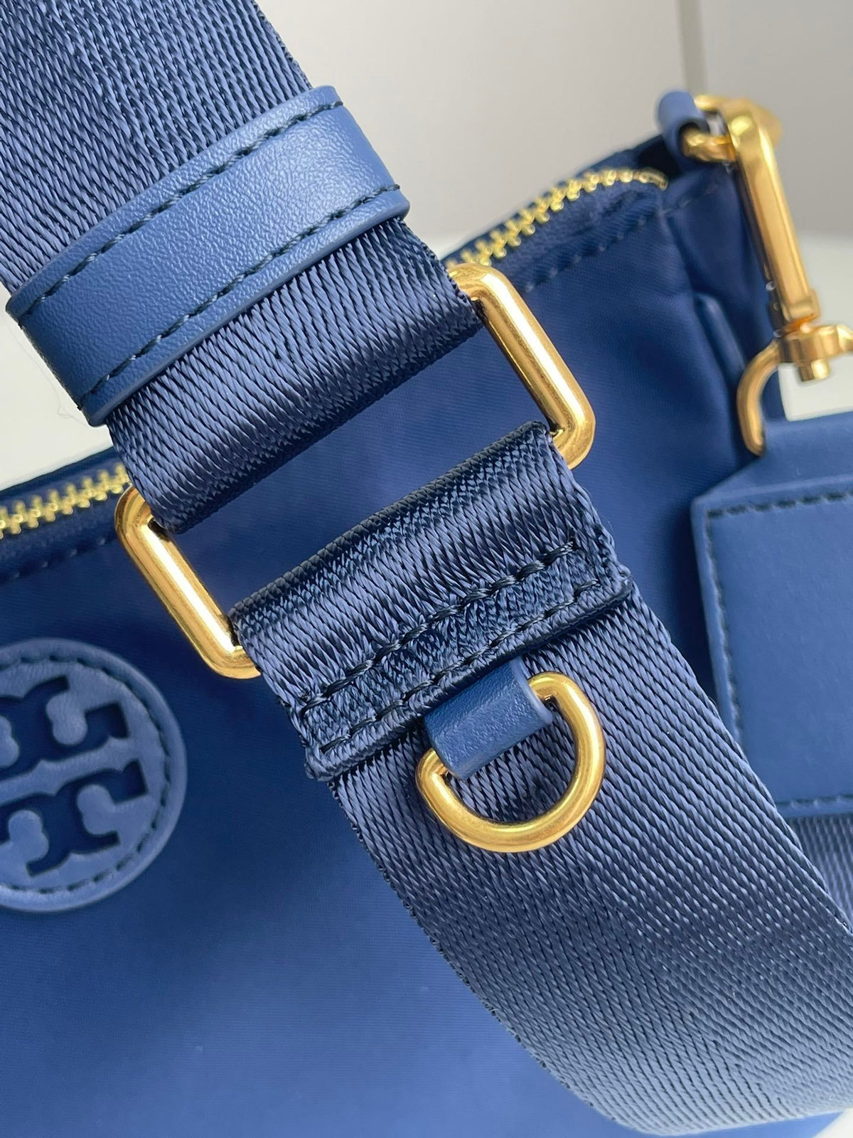 Number H042: New Torybunch Nylon Stray Bag, a super popular crossbody bag that looks perfect at a glance. The same Prada style TB new webminlhobo crossbody bag is made of waterproof nylon material, with a super lightweight body and wide shoulder straps